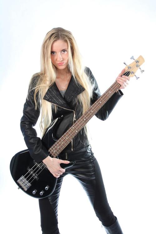 吉他与时尚:这些明星的吉他造型,你敢模仿吗?